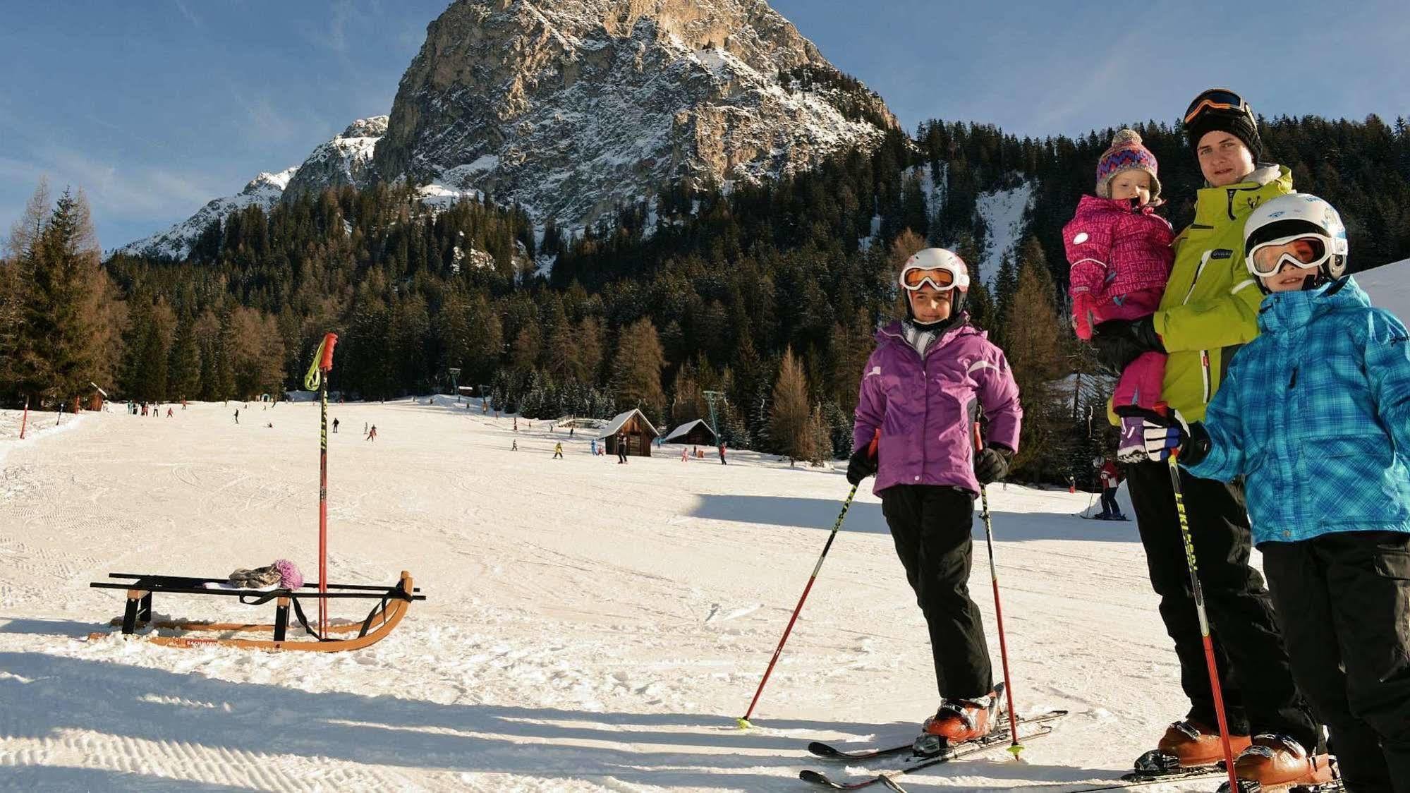 Hotel Trenker Braies  Buitenkant foto