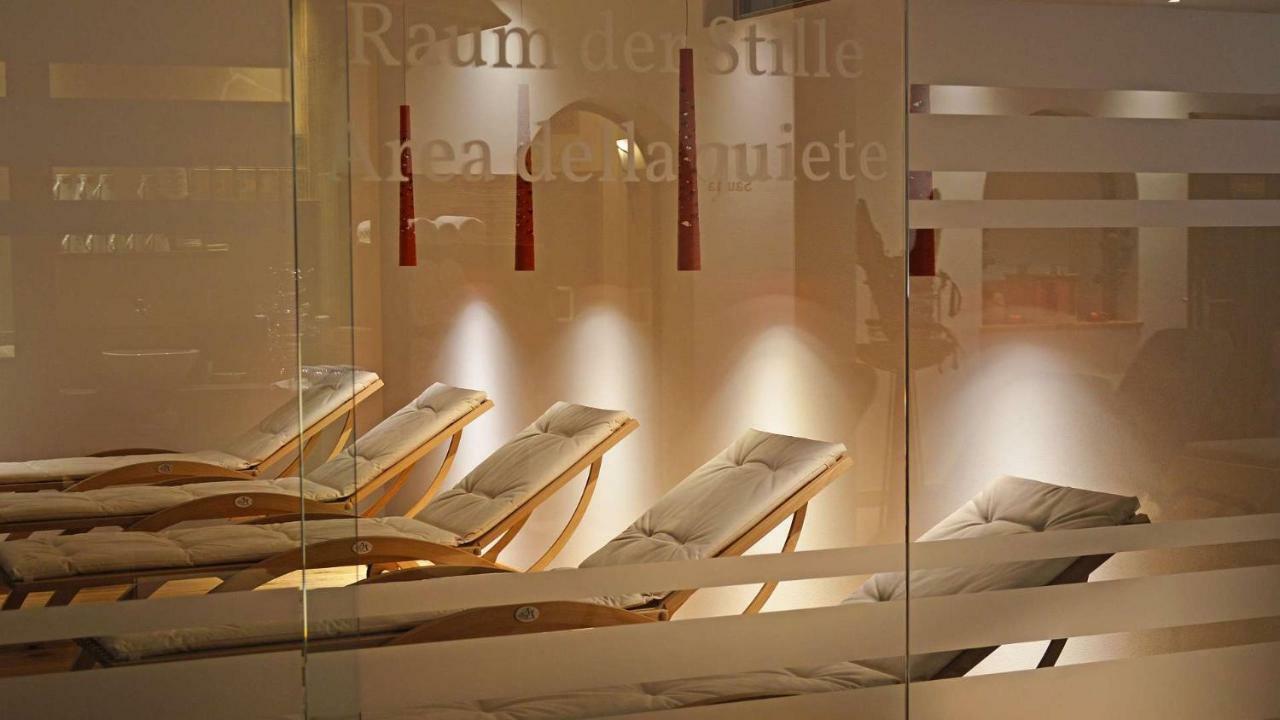 Hotel Trenker Braies  Buitenkant foto
