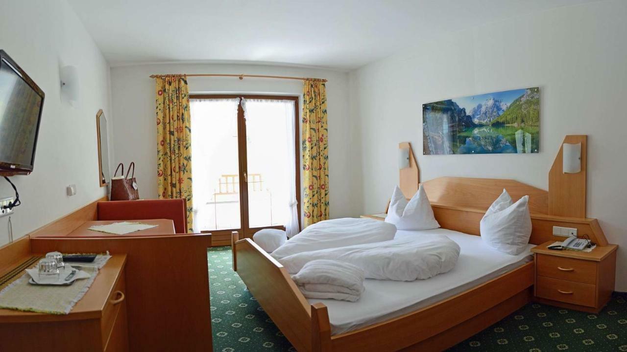 Hotel Trenker Braies  Buitenkant foto