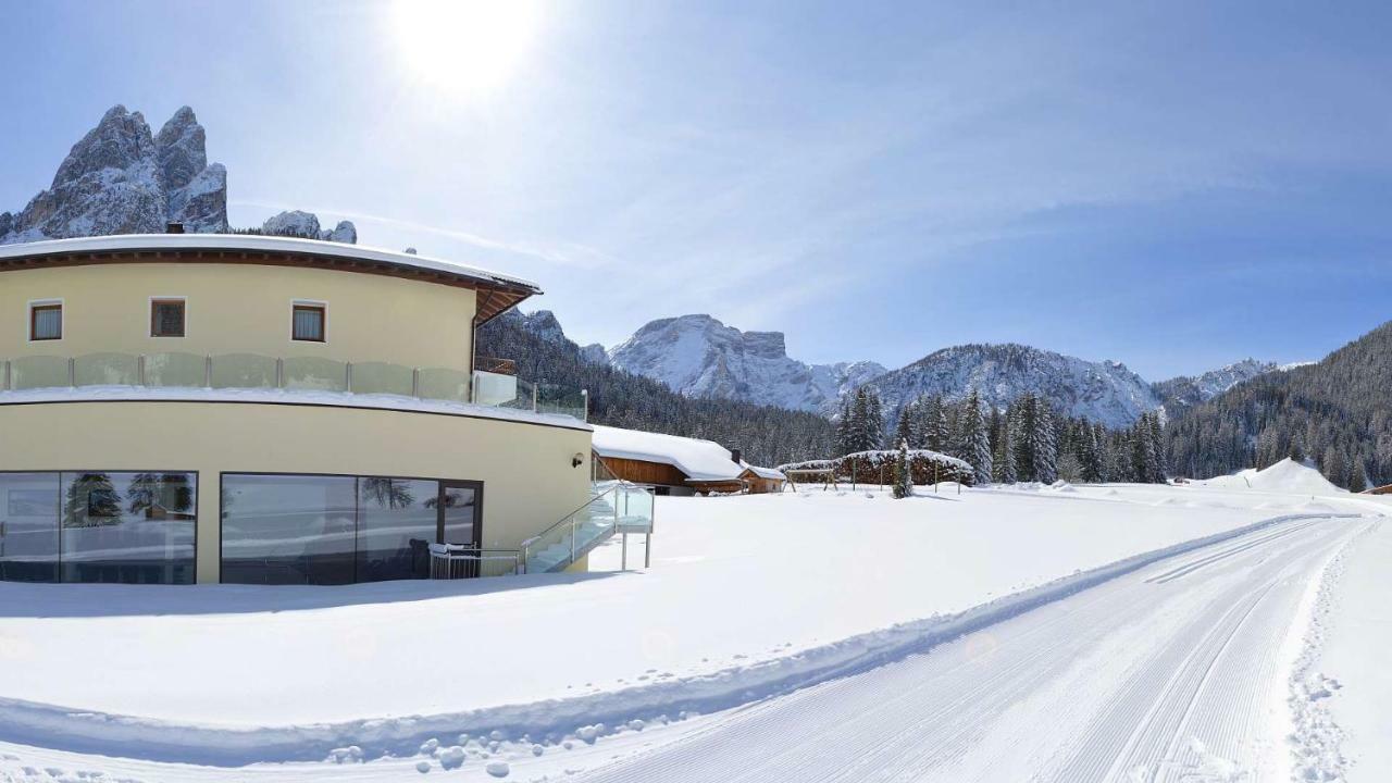 Hotel Trenker Braies  Buitenkant foto