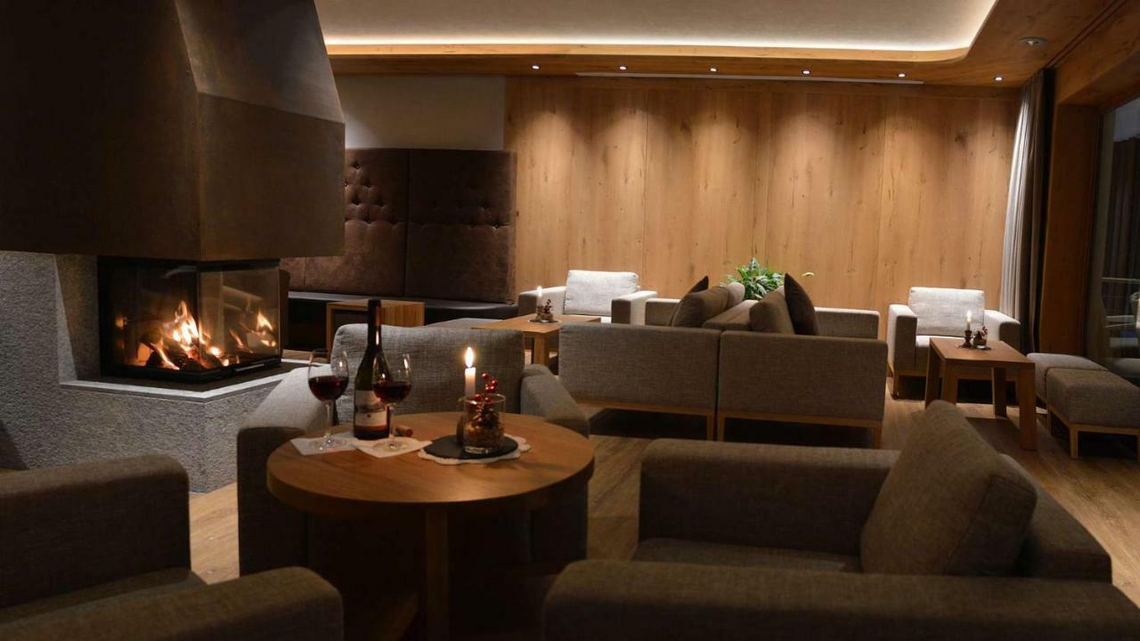 Hotel Trenker Braies  Buitenkant foto