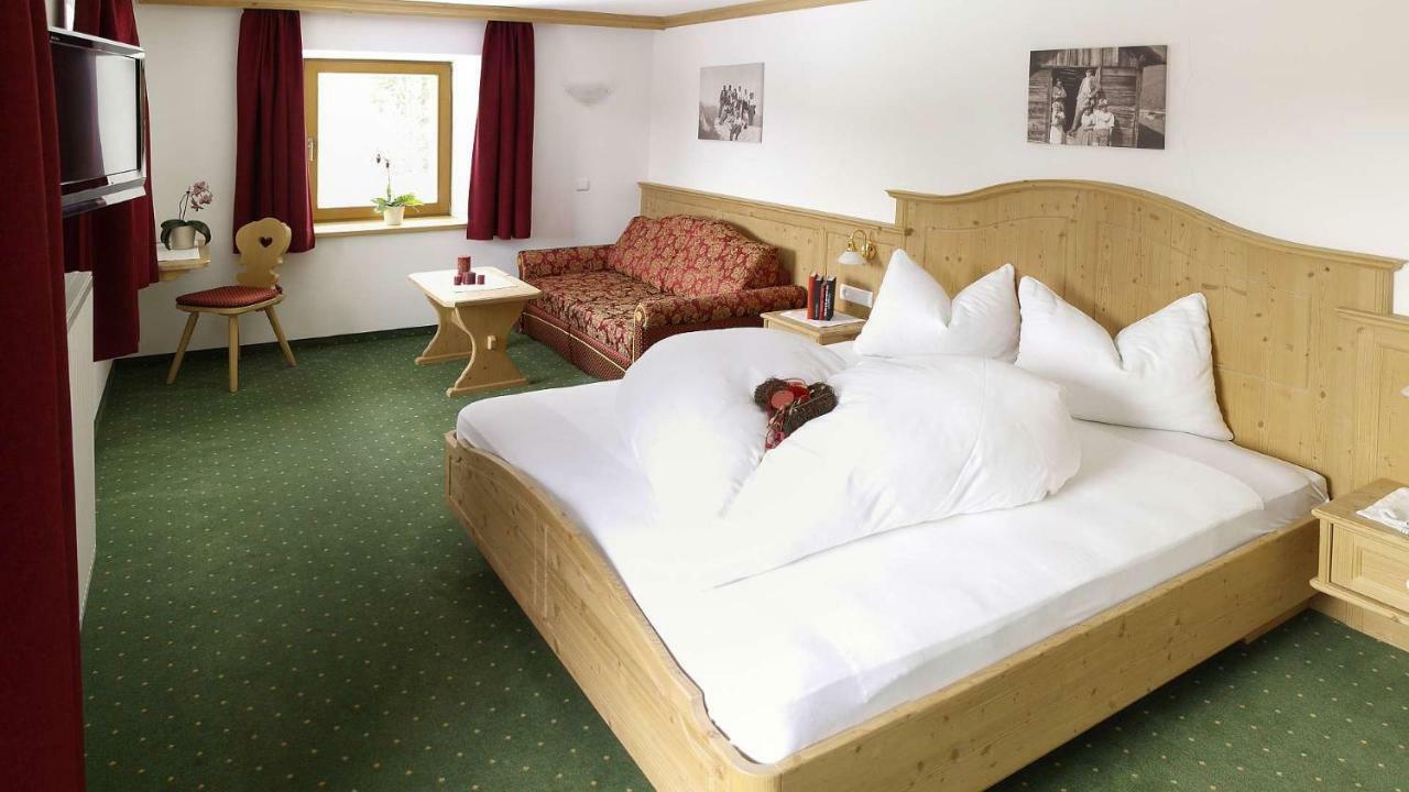 Hotel Trenker Braies  Buitenkant foto
