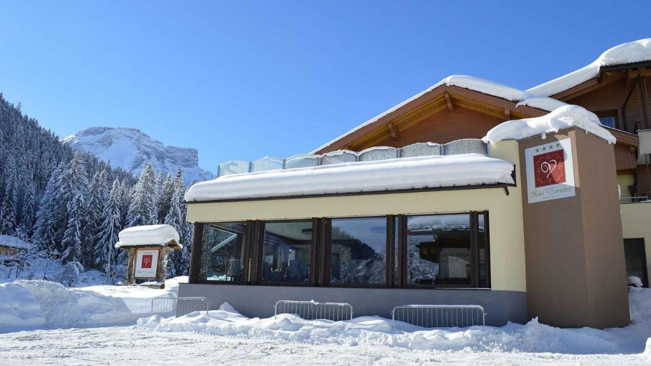 Hotel Trenker Braies  Buitenkant foto