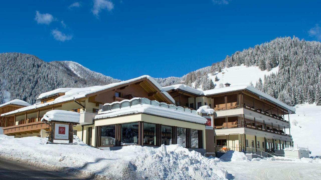 Hotel Trenker Braies  Buitenkant foto