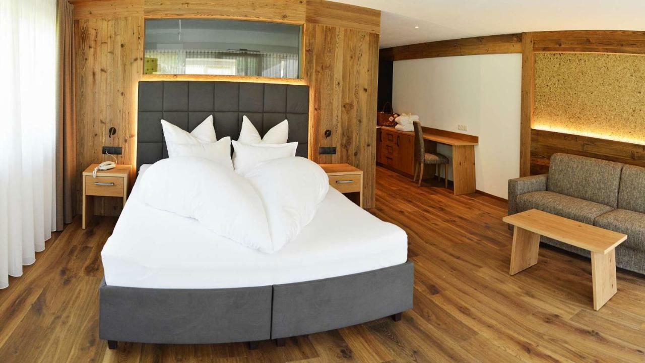 Hotel Trenker Braies  Buitenkant foto