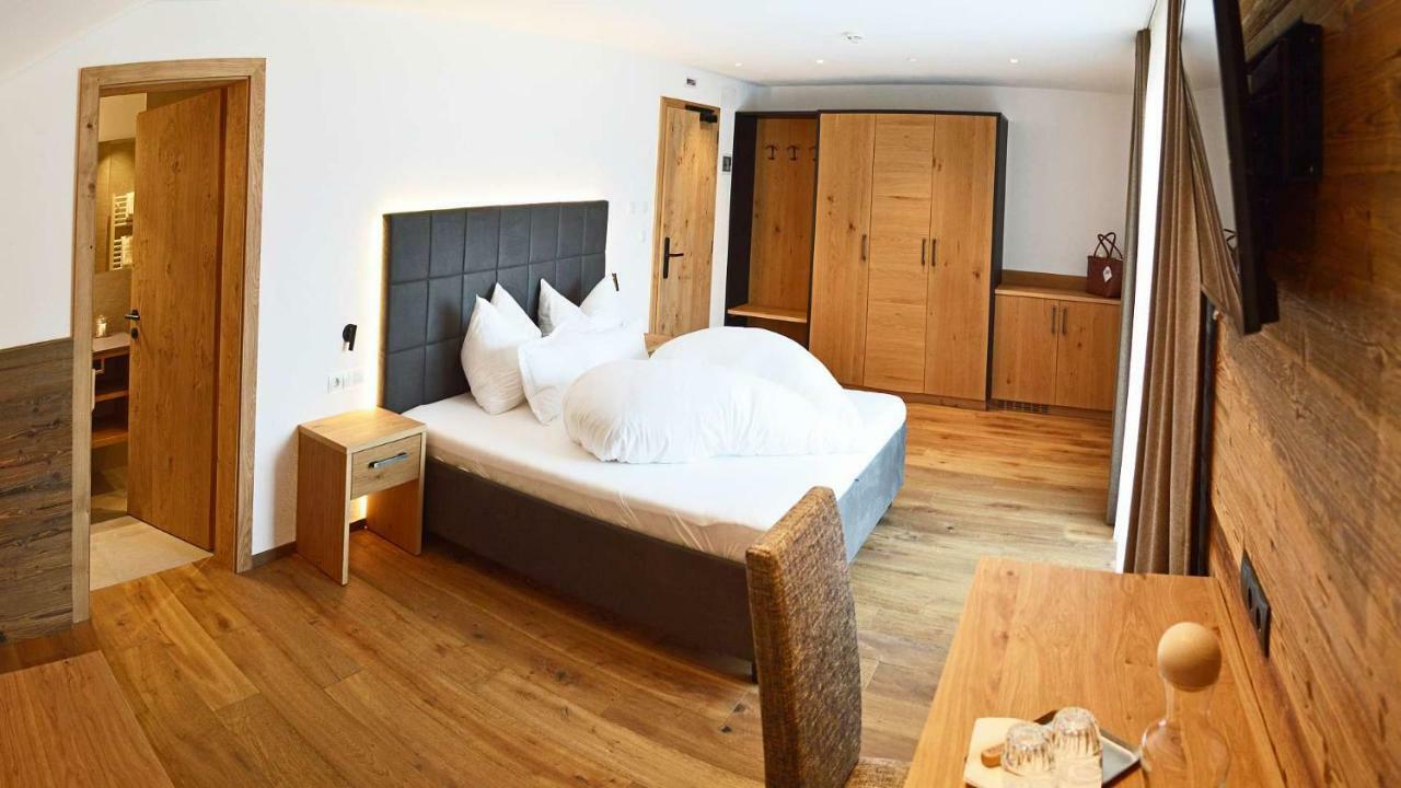 Hotel Trenker Braies  Buitenkant foto